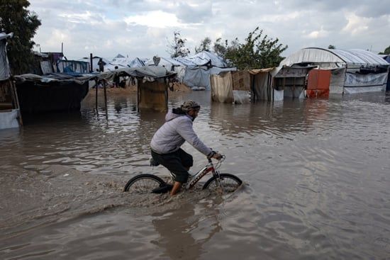 يواجه الفلسطينيون النازحون في خان يونس ظروفاً قاسية بسبب الفيضانات (8) يواجه الفلسطينيون النازحون في خان يونس ظروفاً قاسية بسبب الفيضانات (8)