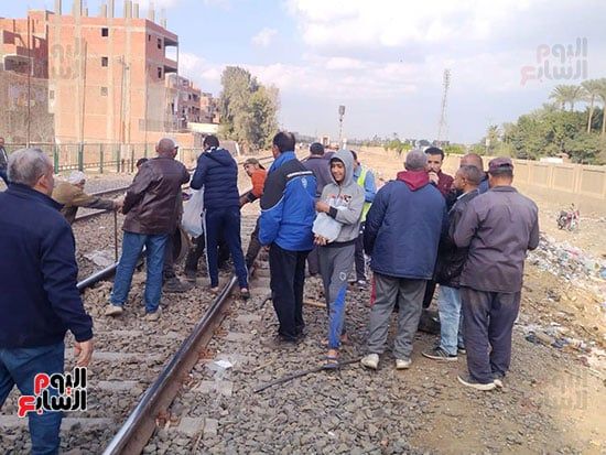 توزيع مياه وعصائر على العمال أثناء صيانة خط السكة الحديد بطوخ (8) توزيع مياه وعصائر على العمال أثناء صيانة خط السكة الحديد بطوخ (8)