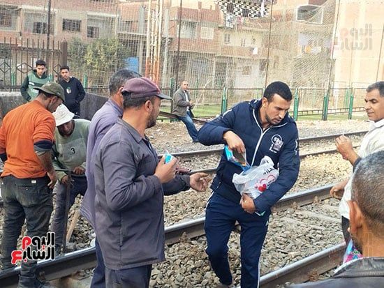 توزيع مياه وعصائر على العمال أثناء صيانة خط السكة الحديد بطوخ (2) توزيع مياه وعصائر على العمال أثناء صيانة خط السكة الحديد بطوخ (2)