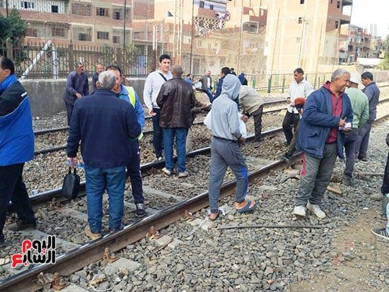 توزيع مياه وعصائر على العمال أثناء صيانة خط السكة الحديد بطوخ (5) توزيع مياه وعصائر على العمال أثناء صيانة خط السكة الحديد بطوخ (5)