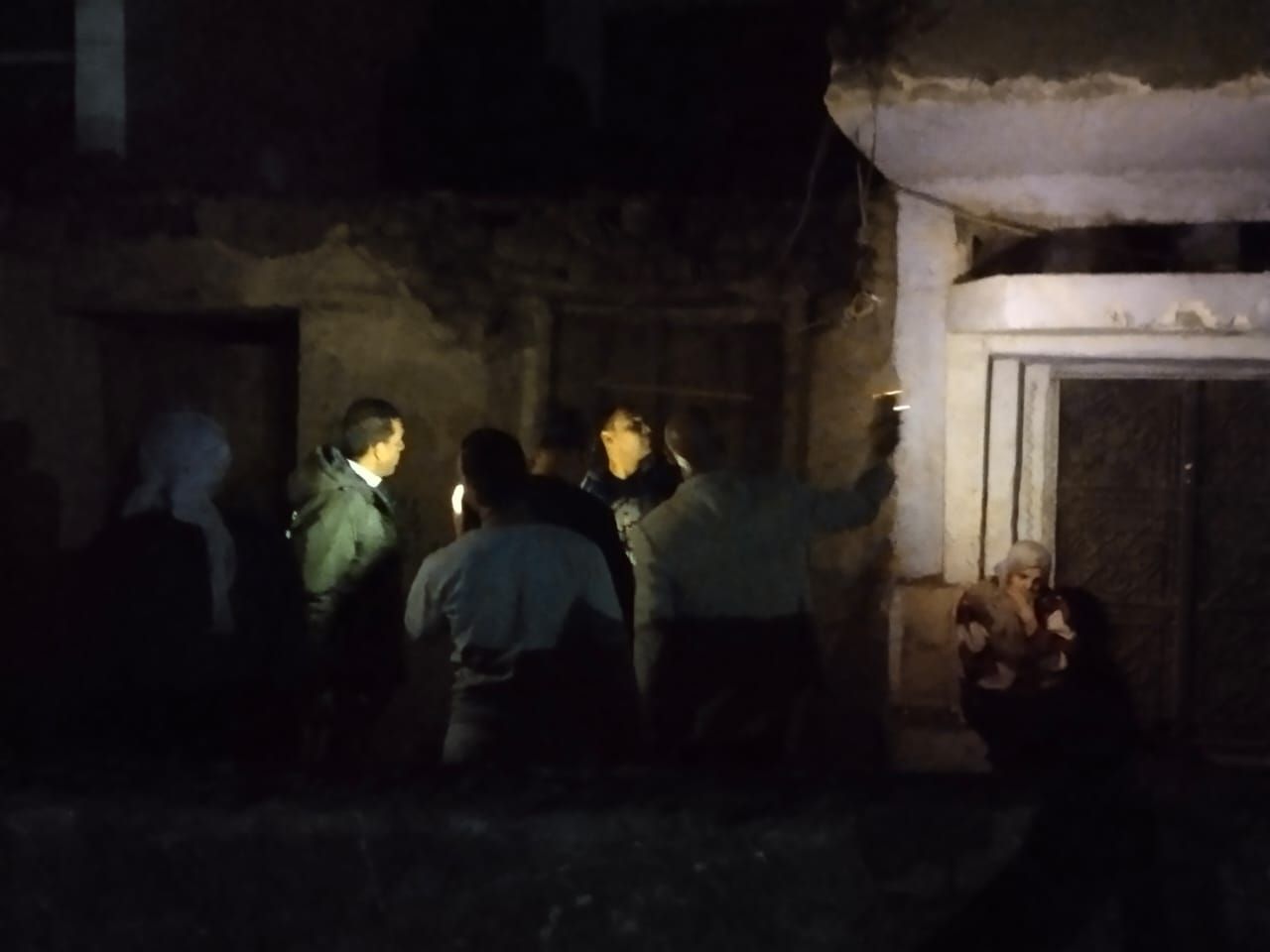 لجنة فنية للتأكد من السلامة الإنشائية للعقارات بموقع الحادث (4) لجنة فنية للتأكد من السلامة الإنشائية للعقارات بموقع الحادث (4)