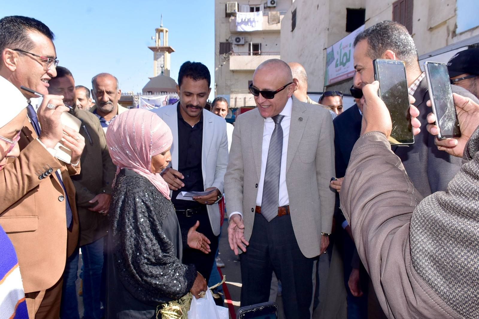 لقاء المحافظ مع بائعة فى السوق ويكلف بدعمها فى شرق السكة الحديد لقاء المحافظ مع بائعة فى السوق ويكلف بدعمها فى شرق السكة الحديد