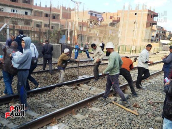 توزيع مياه وعصائر على العمال أثناء صيانة خط السكة الحديد بطوخ (6) توزيع مياه وعصائر على العمال أثناء صيانة خط السكة الحديد بطوخ (6)