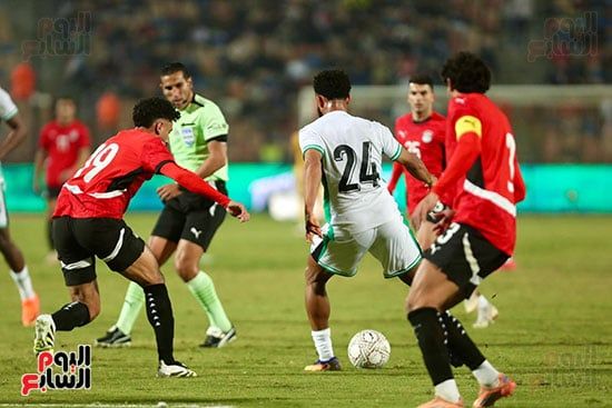 صراع علي الكرة بين اللاعبين صراع علي الكرة بين اللاعبين