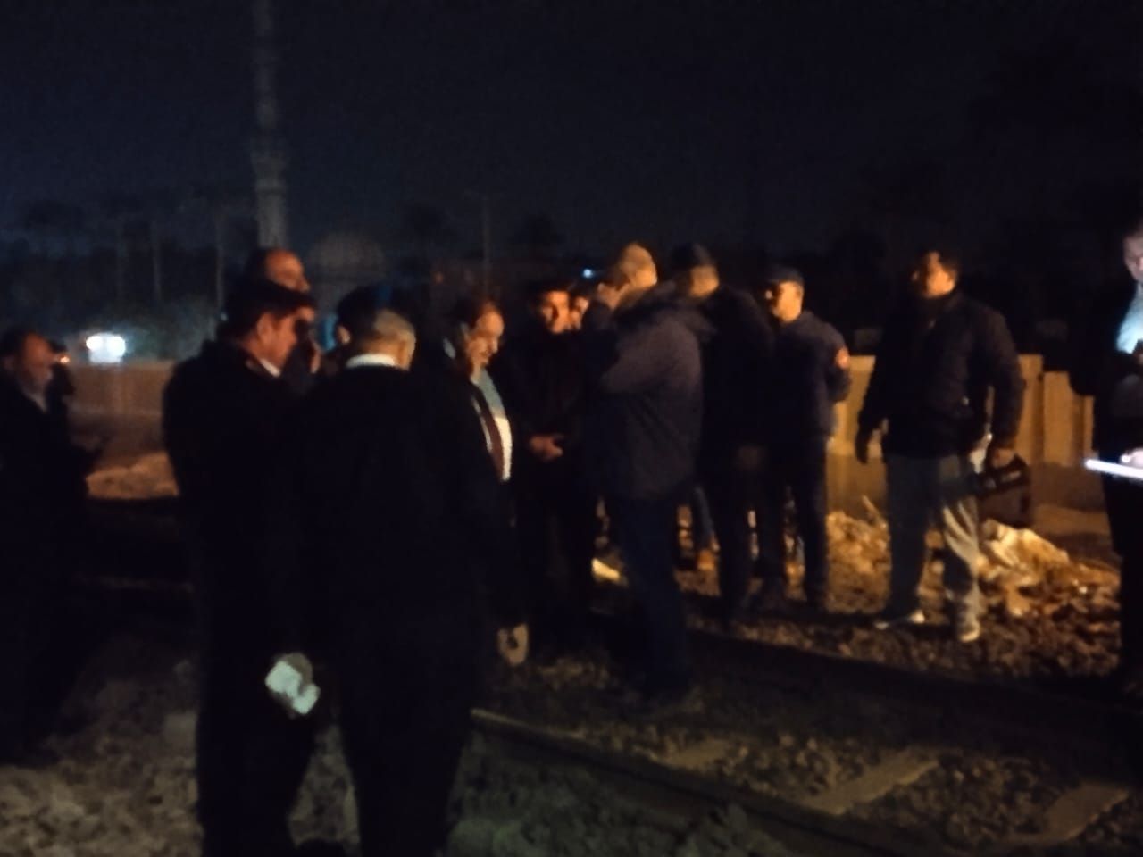 محافظ القليوبية ومدير الأمن بموقع سقوط حاويات من على قطار بطوخ (2) محافظ القليوبية ومدير الأمن بموقع سقوط حاويات من على قطار بطوخ (2)