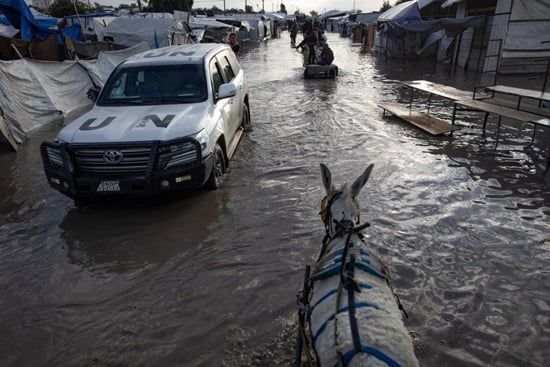 يواجه الفلسطينيون النازحون في خان يونس ظروفاً قاسية بسبب الفيضانات (13) يواجه الفلسطينيون النازحون في خان يونس ظروفاً قاسية بسبب الفيضانات (13)