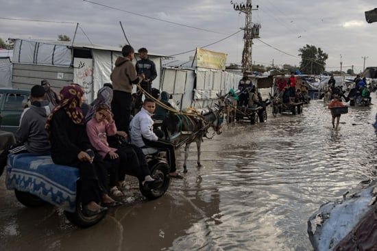 يواجه الفلسطينيون النازحون في خان يونس ظروفاً قاسية بسبب الفيضانات (10) يواجه الفلسطينيون النازحون في خان يونس ظروفاً قاسية بسبب الفيضانات (10)