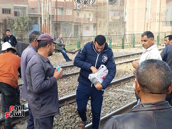 توزيع مياه وعصائر على العمال أثناء صيانة خط السكة الحديد بطوخ (1) توزيع مياه وعصائر على العمال أثناء صيانة خط السكة الحديد بطوخ (1)