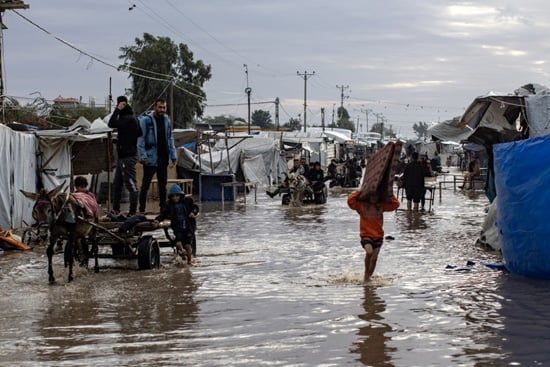يواجه الفلسطينيون النازحون في خان يونس ظروفاً قاسية بسبب الفيضانات (3) يواجه الفلسطينيون النازحون في خان يونس ظروفاً قاسية بسبب الفيضانات (3)