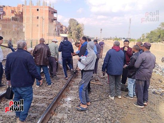 توزيع مياه وعصائر على العمال أثناء صيانة خط السكة الحديد بطوخ (9) توزيع مياه وعصائر على العمال أثناء صيانة خط السكة الحديد بطوخ (9)