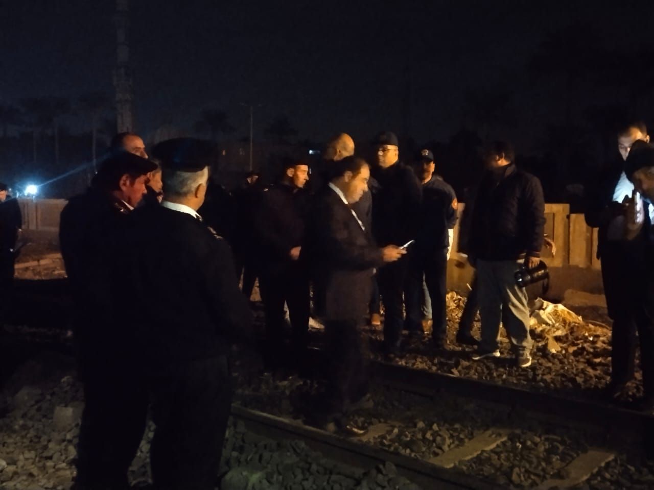 محافظ القليوبية ومدير الأمن بموقع سقوط حاويات من على قطار بطوخ (1) محافظ القليوبية ومدير الأمن بموقع سقوط حاويات من على قطار بطوخ (1)