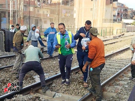 توزيع مياه وعصائر على العمال أثناء صيانة خط السكة الحديد بطوخ (4) توزيع مياه وعصائر على العمال أثناء صيانة خط السكة الحديد بطوخ (4)