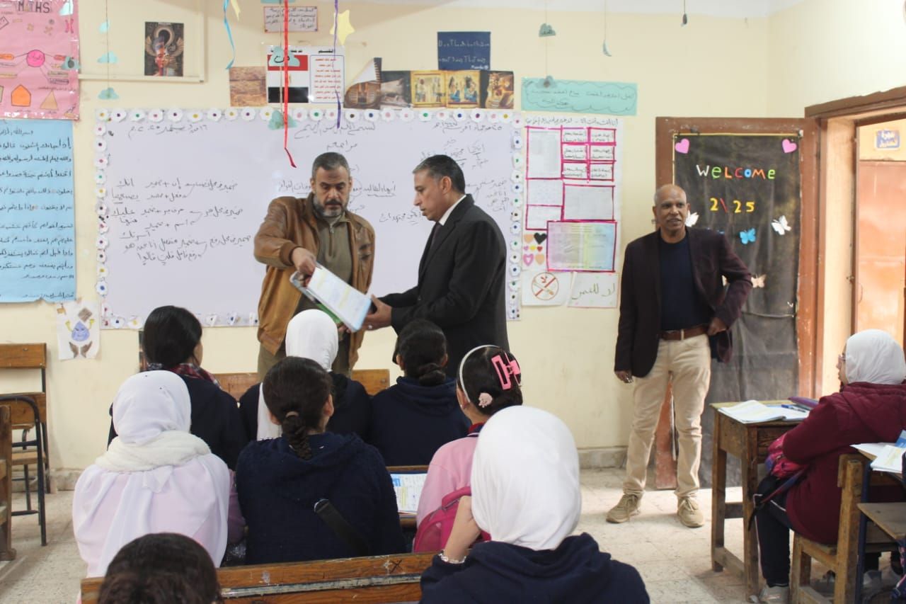 مدير تعليم الجيزة يتابع انتظام اليوم الدراسي (2) مدير تعليم الجيزة يتابع انتظام اليوم الدراسي (2)