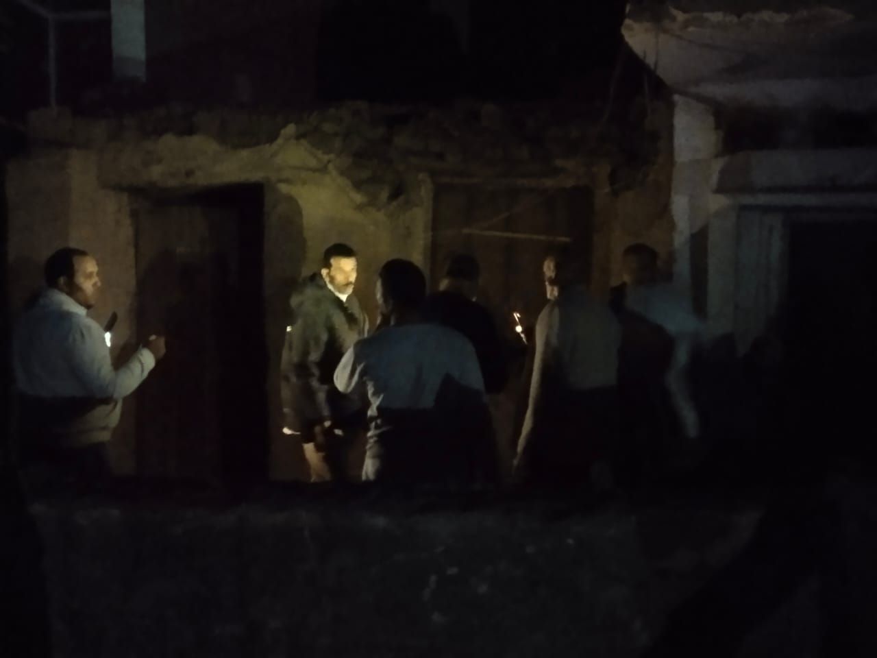 لجنة فنية للتأكد من السلامة الإنشائية للعقارات بموقع الحادث (5) لجنة فنية للتأكد من السلامة الإنشائية للعقارات بموقع الحادث (5)