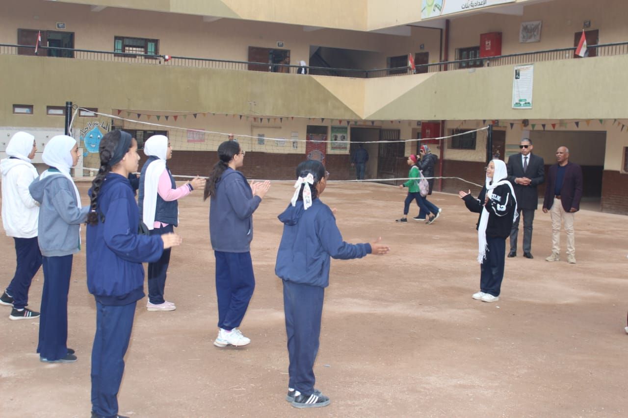 مدير تعليم الجيزة يتابع انتظام اليوم الدراسي (1) مدير تعليم الجيزة يتابع انتظام اليوم الدراسي (1)