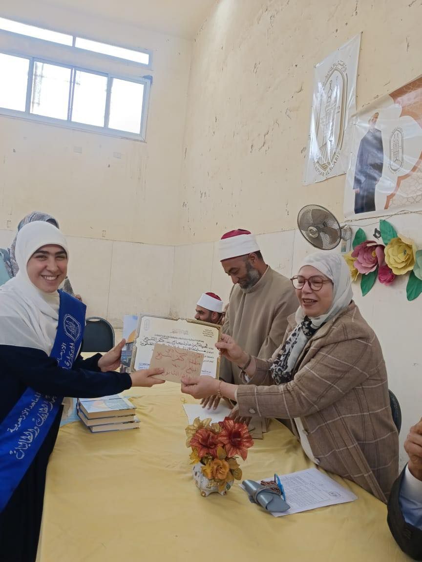 تكريم الطالبة أمنيه أيمن عادل السادسة على مستوى الجمهورية تكريم الطالبة أمنيه أيمن عادل السادسة على مستوى الجمهورية