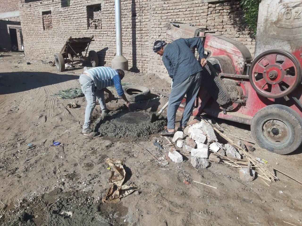 مدينة أرمنت تستجيب للمواطنين وتحل أزمة غرفة صرف صحى بدون غطاء مدينة أرمنت تستجيب للمواطنين وتحل أزمة غرفة صرف صحى بدون غطاء