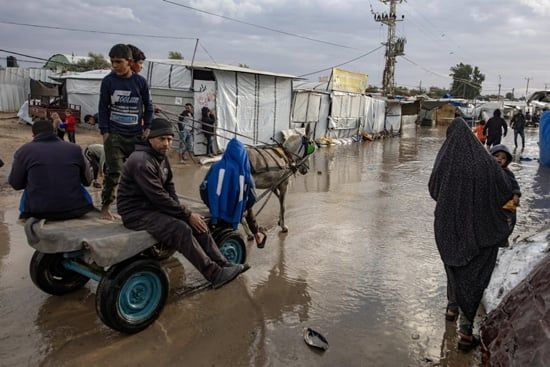 يواجه الفلسطينيون النازحون في خان يونس ظروفاً قاسية بسبب الفيضانات (4) يواجه الفلسطينيون النازحون في خان يونس ظروفاً قاسية بسبب الفيضانات (4)