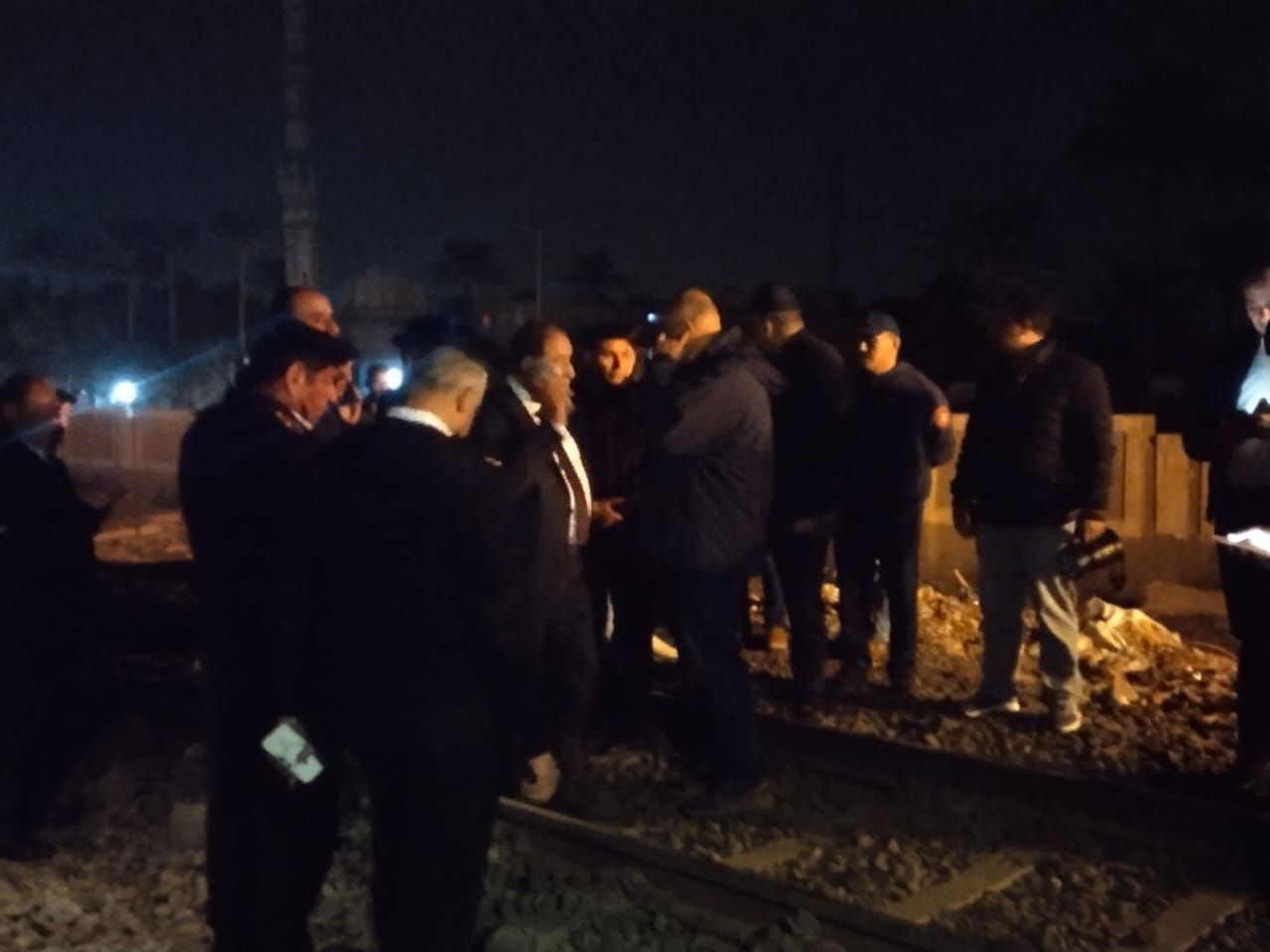 محافظ القليوبية ومدير الأمن بموقع سقوط حاويات من على قطار بطوخ (3) محافظ القليوبية ومدير الأمن بموقع سقوط حاويات من على قطار بطوخ (3)