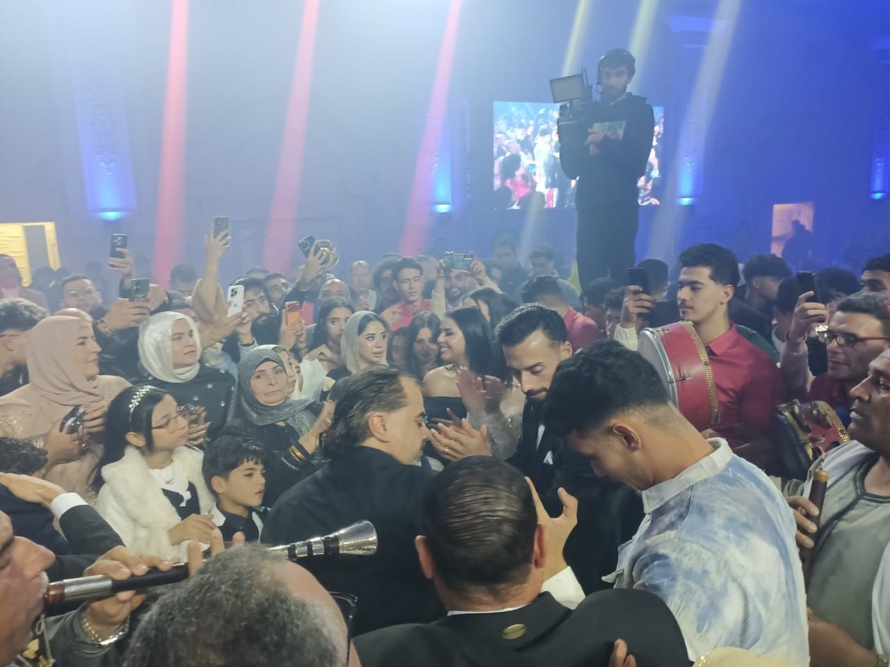 جانب من حفل الزفاف جانب من حفل الزفاف