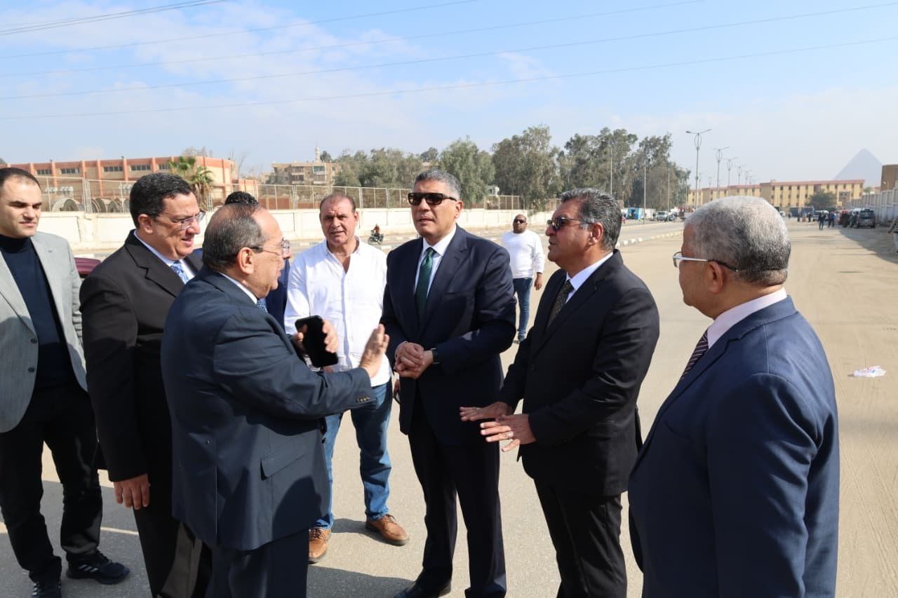 محافظ الجيزة يعاين الموقع المقترح لإقامة سوق اليوم الواحد بهضبة الأهرام محافظ الجيزة يعاين الموقع المقترح لإقامة سوق اليوم الواحد بهضبة الأهرام
