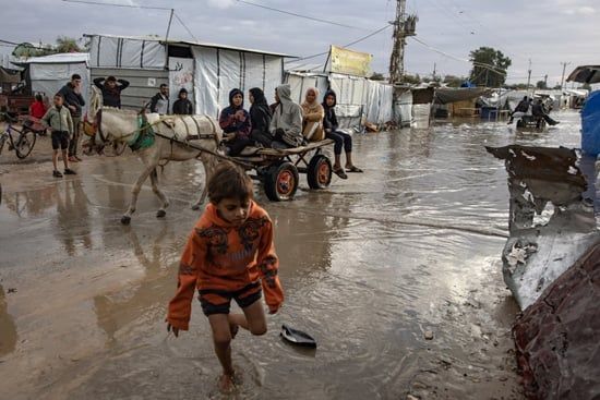 يواجه الفلسطينيون النازحون في خان يونس ظروفاً قاسية بسبب الفيضانات (6) يواجه الفلسطينيون النازحون في خان يونس ظروفاً قاسية بسبب الفيضانات (6)