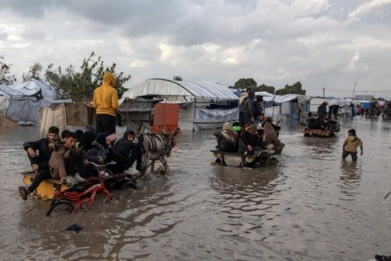 يواجه الفلسطينيون النازحون في خان يونس ظروفاً قاسية بسبب الفيضانات (5) يواجه الفلسطينيون النازحون في خان يونس ظروفاً قاسية بسبب الفيضانات (5)