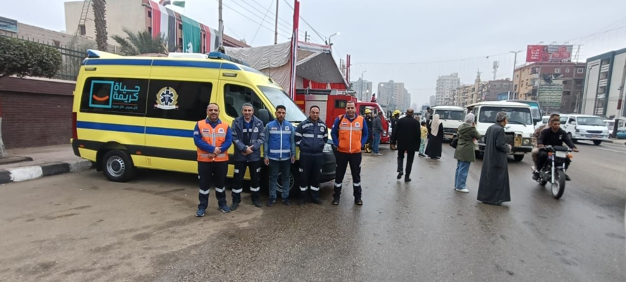 تمركز سيارات الإسعاف في محيط لجان انتخابات مجلس النواب (2) تمركز سيارات الإسعاف في محيط لجان انتخابات مجلس النواب (2)