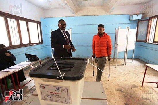 شاب من ذوي الاحتياجات الخاصة خلال الإدلاء بصوته (4) شاب من ذوي الاحتياجات الخاصة خلال الإدلاء بصوته (4)