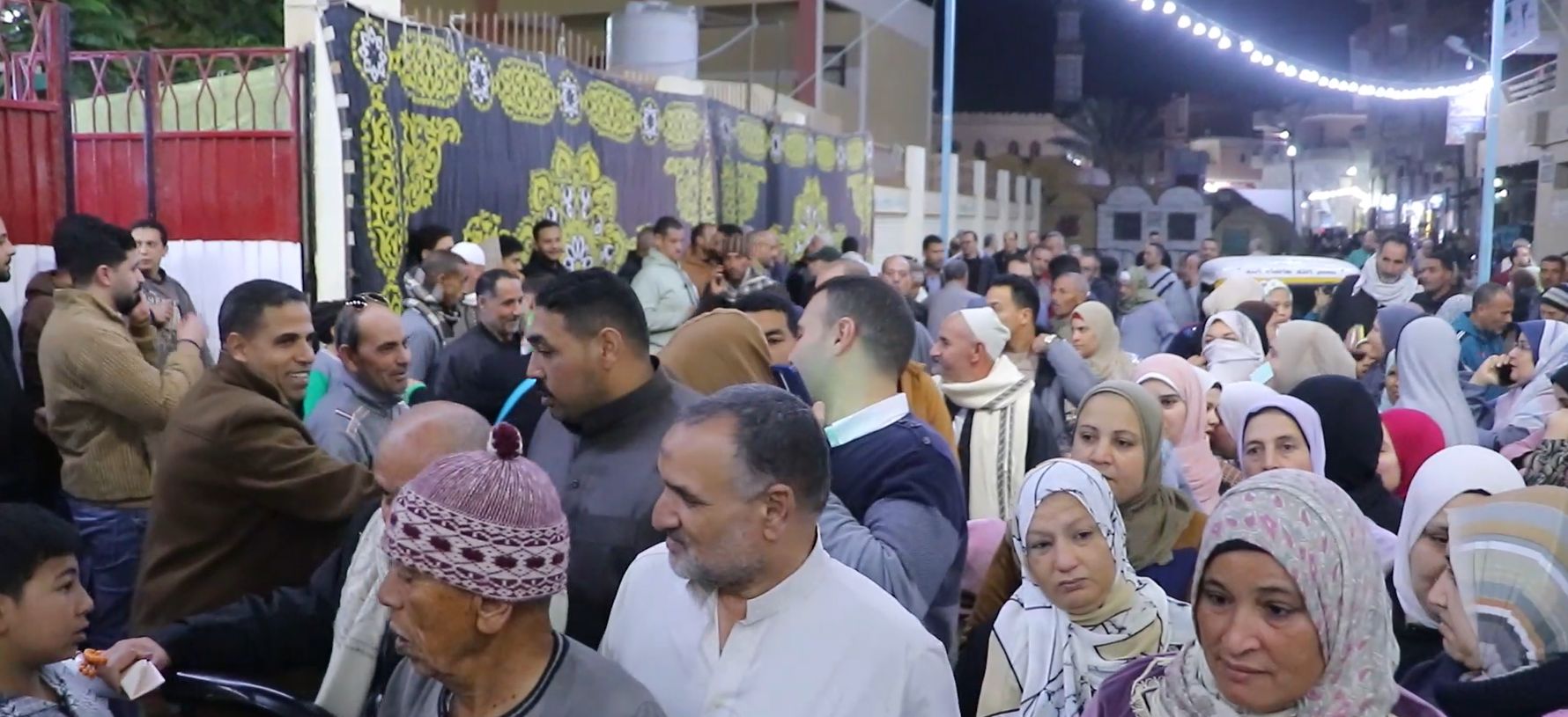 جانب من اقبال الناخبين على اللجان جانب من اقبال الناخبين على اللجان