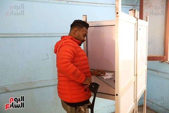 شاب من ذوي الاحتياجات الخاصة خلال الإدلاء بصوته (5) شاب من ذوي الاحتياجات الخاصة خلال الإدلاء بصوته (5)