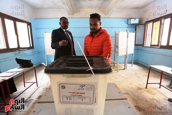 شاب من ذوي الاحتياجات الخاصة خلال الإدلاء بصوته (3) شاب من ذوي الاحتياجات الخاصة خلال الإدلاء بصوته (3)