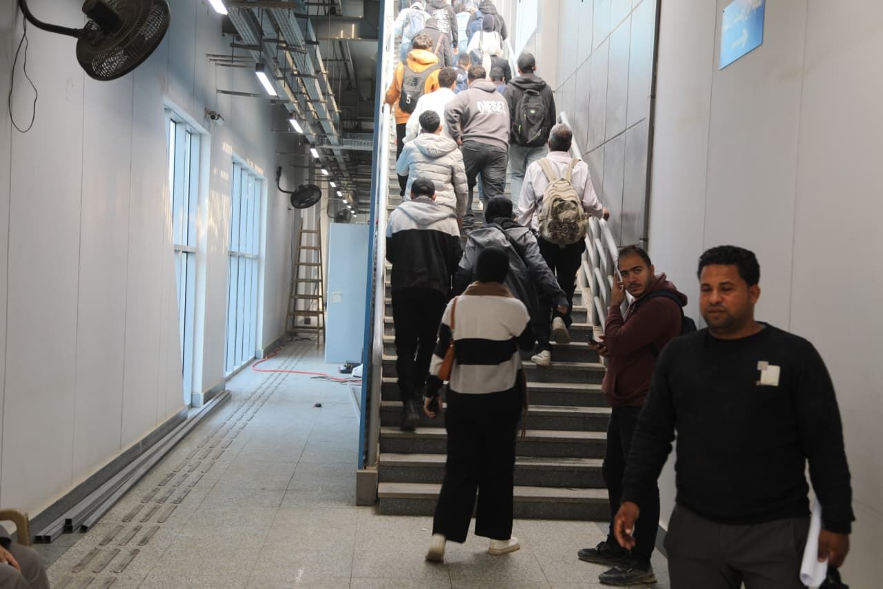 المواطنون يستقلون الأتوبيس الترددى الجديد