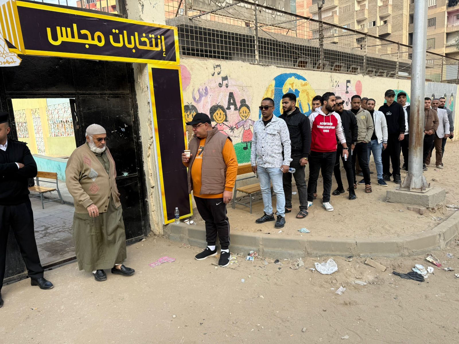 توافد المواطنين على اللجان للإدلاء بأصواتهم في انتخابات النواب (1)