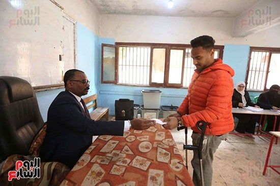 شاب من ذوي الاحتياجات الخاصة خلال الإدلاء بصوته (7) شاب من ذوي الاحتياجات الخاصة خلال الإدلاء بصوته (7)