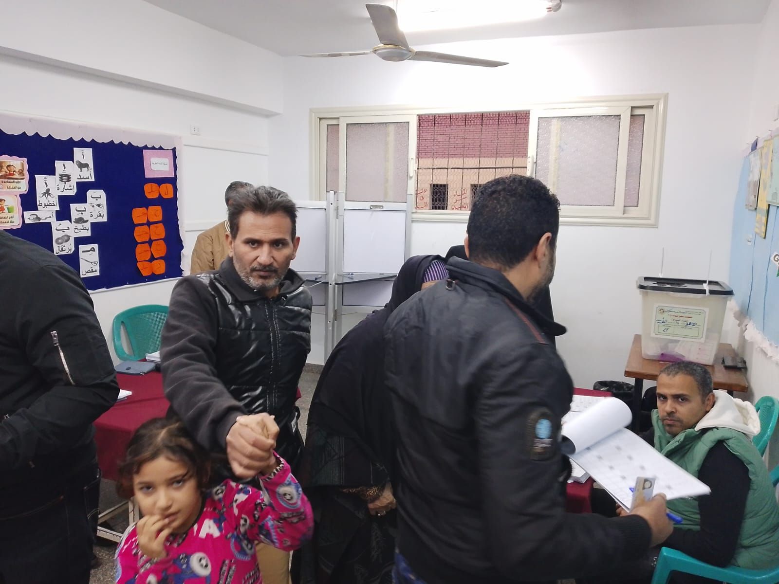 توافد المواطنين على لجان الانتخابات توافد المواطنين على لجان الانتخابات