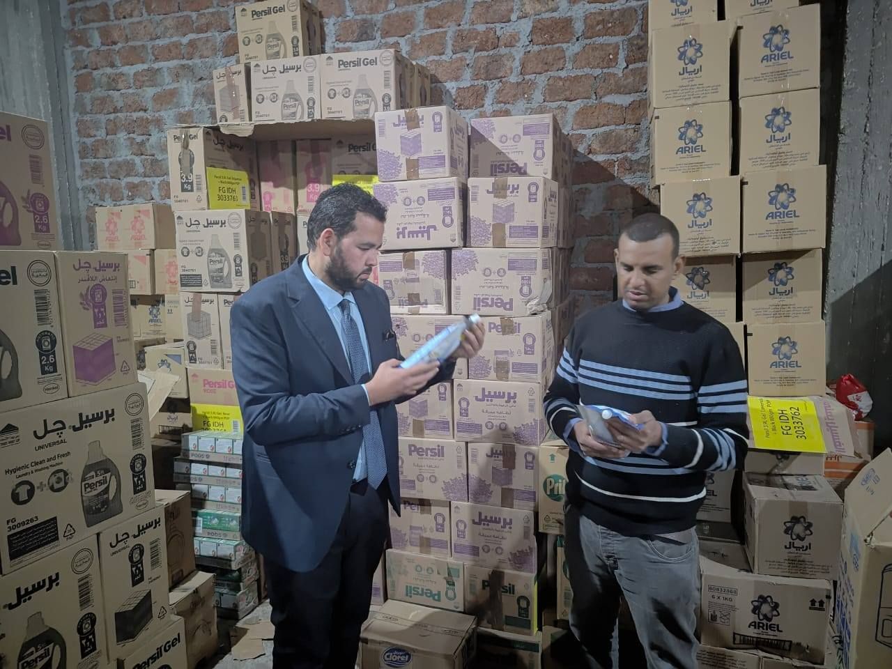 حماية المستهلك والتموين بالأقصر تضبطان 2160 كيس منظفات بدون فواتير