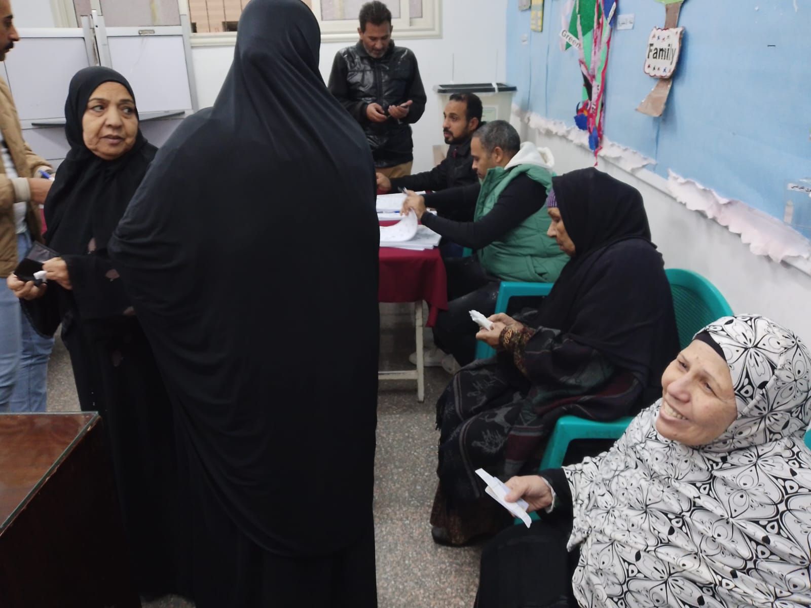 سيدات خلال الإدلاء بصوتهن سيدات خلال الإدلاء بصوتهن