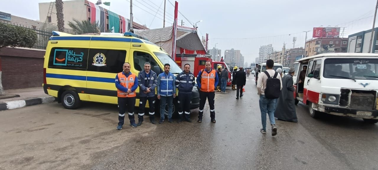 تمركز سيارات الإسعاف في محيط لجان انتخابات مجلس النواب (1) تمركز سيارات الإسعاف في محيط لجان انتخابات مجلس النواب (1)