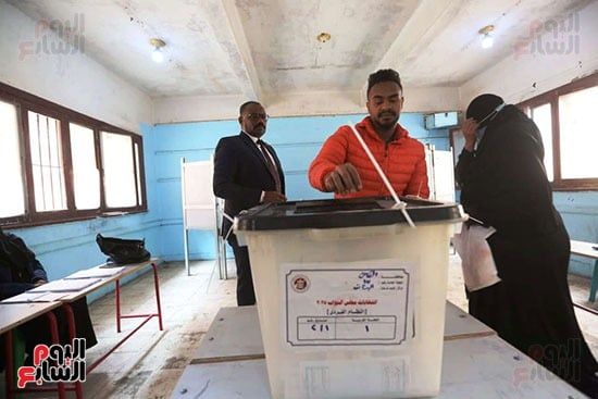 شاب من ذوي الاحتياجات الخاصة خلال الإدلاء بصوته (6) شاب من ذوي الاحتياجات الخاصة خلال الإدلاء بصوته (6)