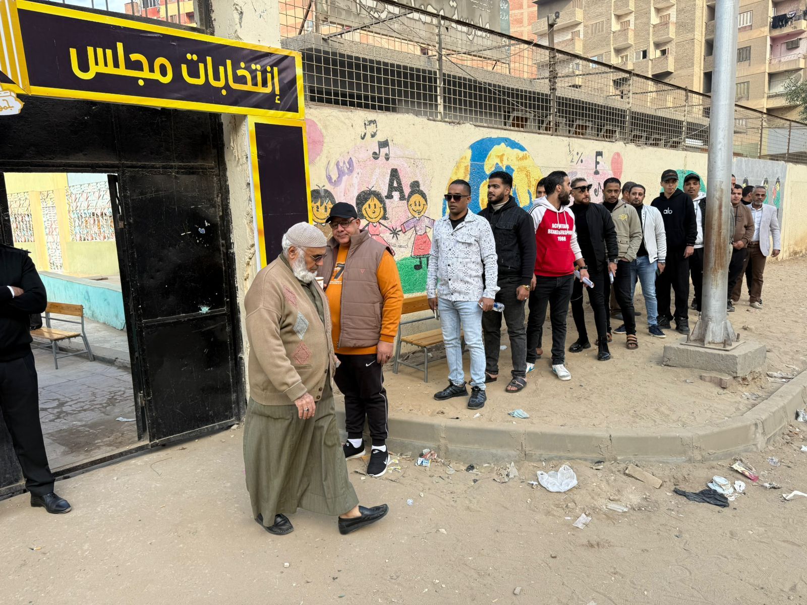 توافد المواطنين على اللجان للإدلاء بأصواتهم في انتخابات النواب (2)