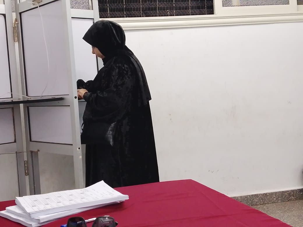 سيدة تدلي بصوتها في انتخابات النواب سيدة تدلي بصوتها في انتخابات النواب