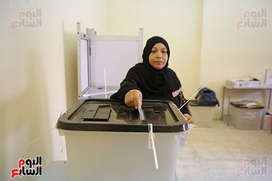 سيدة تدلي بصوتها سيدة تدلي بصوتها