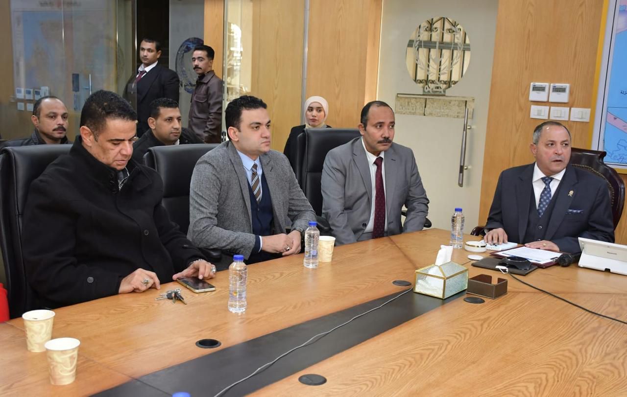 المحافظ يترأس غرفة العملبات المحافظ يترأس غرفة العملبات