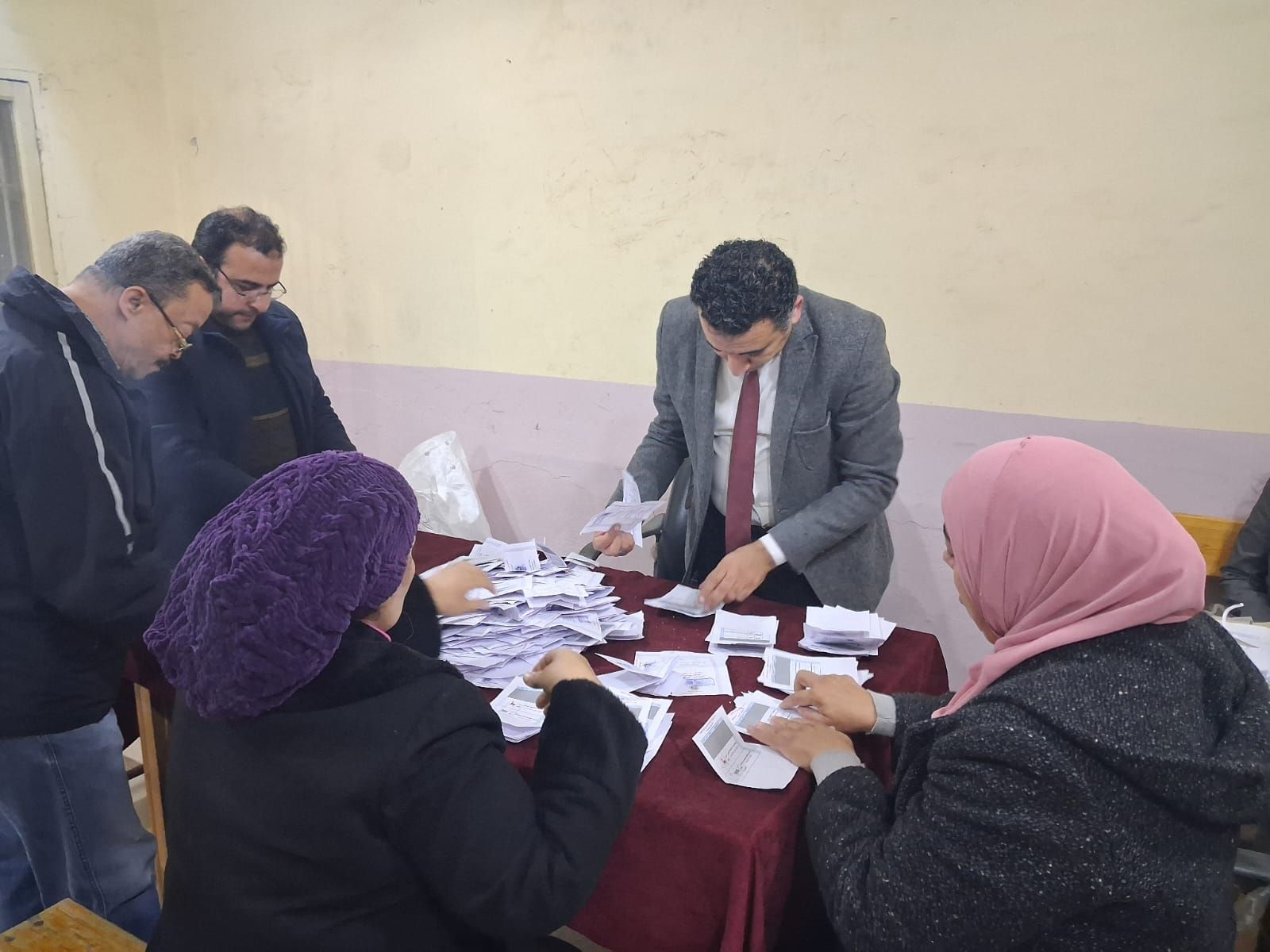 بدء عملية فرز الأصوات فى لجان حدائق القبة بانتخابات مجلس النواب بدء عملية فرز الأصوات فى لجان حدائق القبة بانتخابات مجلس النواب