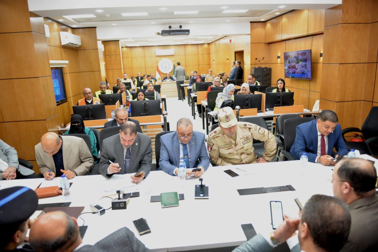 محافظ الدقهلية يتابع لليوم الثاني انتظام العمل باللجان الانتخابية في جولة الإعادة (5) محافظ الدقهلية يتابع لليوم الثاني انتظام العمل باللجان الانتخابية في جولة الإعادة (5)