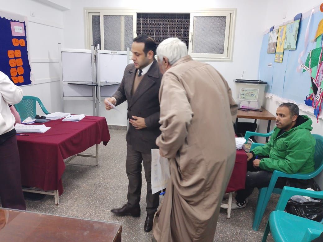 المسن خلال الإدلاء بصوته المسن خلال الإدلاء بصوته