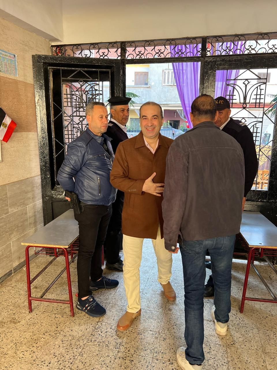 دخول الناخبين في اليوم الثاني لجولة الاعادة دخول الناخبين في اليوم الثاني لجولة الاعادة