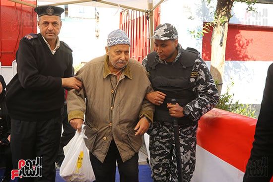 رجال الشرطة تساعد كبار السن رجال الشرطة تساعد كبار السن