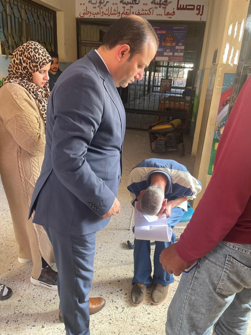 رئيس اللجنة يخرج لدلي أحد من ذوي الهمم بصوته رئيس اللجنة يخرج لدلي أحد من ذوي الهمم بصوته